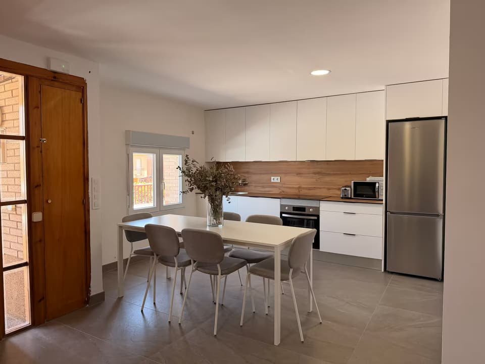 Casa A kitchen-dining room with a table for six